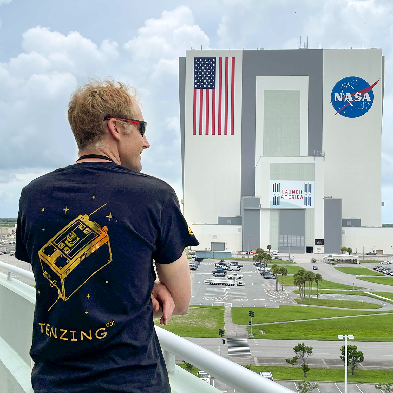 Tanker-001 Tenzing Launch Photo with Daniel Faber in front of NASA VAB